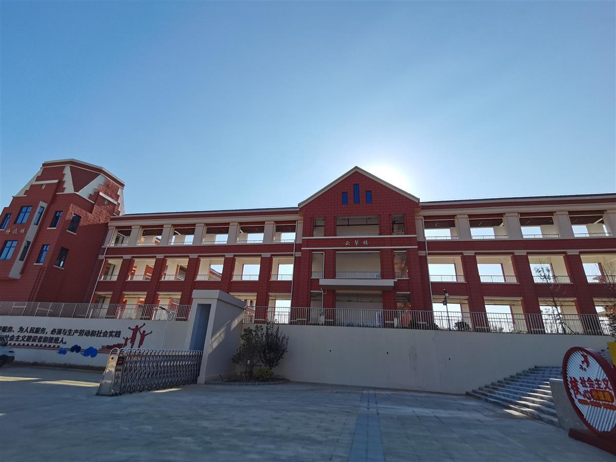 该区教育局统筹谋划,要求五里界中学新校区实行全日制完全中学建制