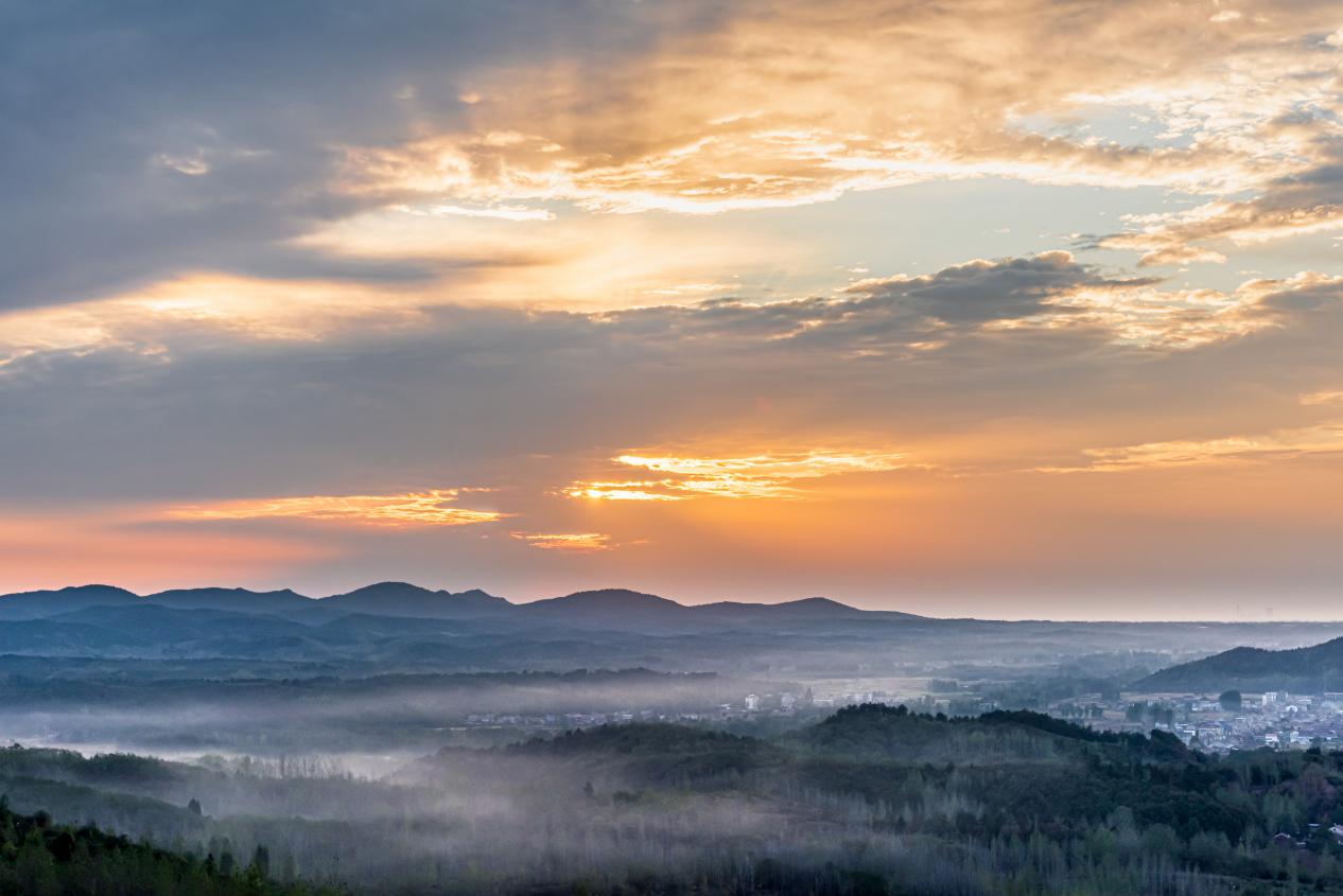 湖北南漳晨雾氤氲好个秋