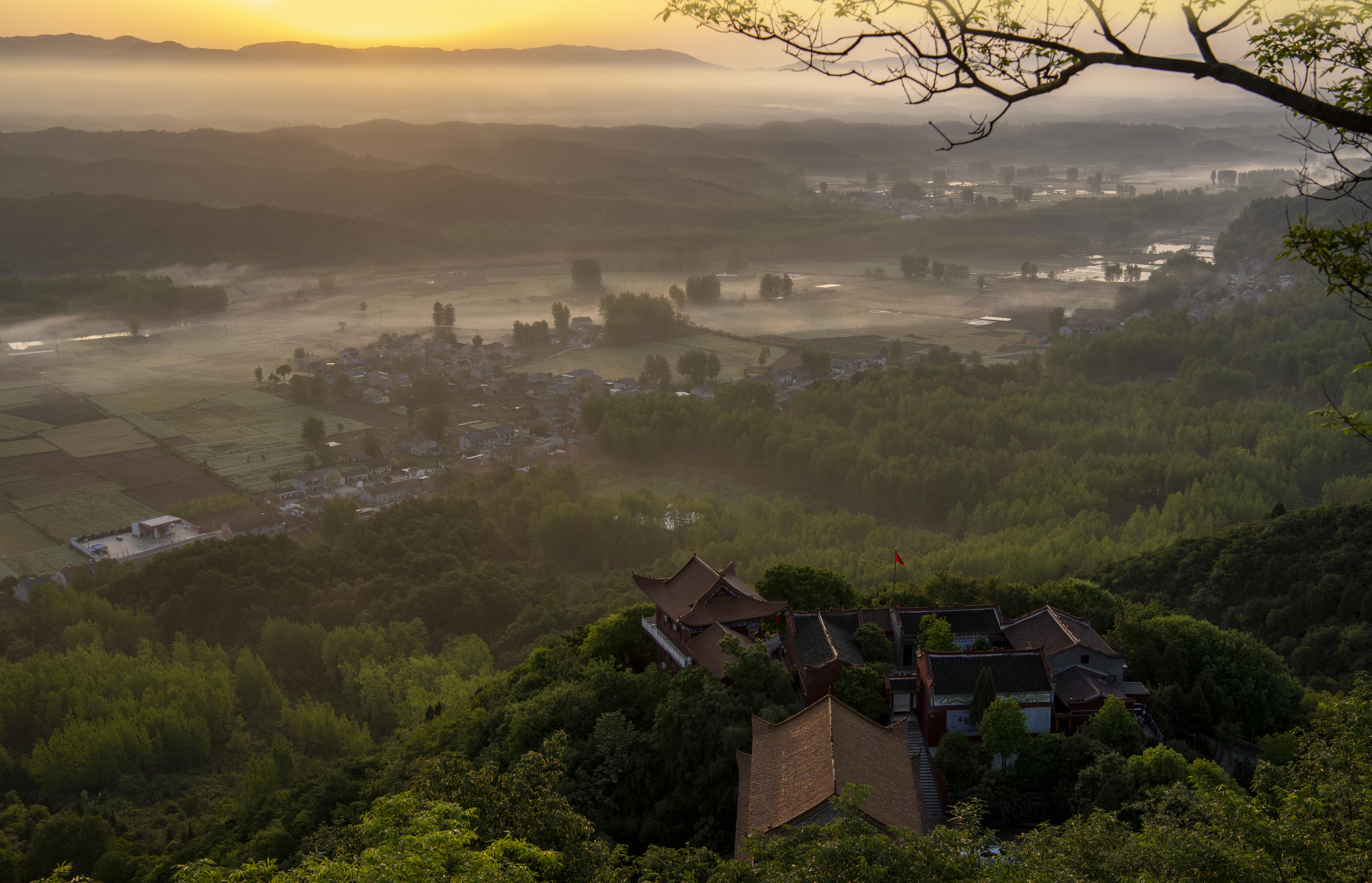 襄阳南漳晨雾纱轻掩山乡