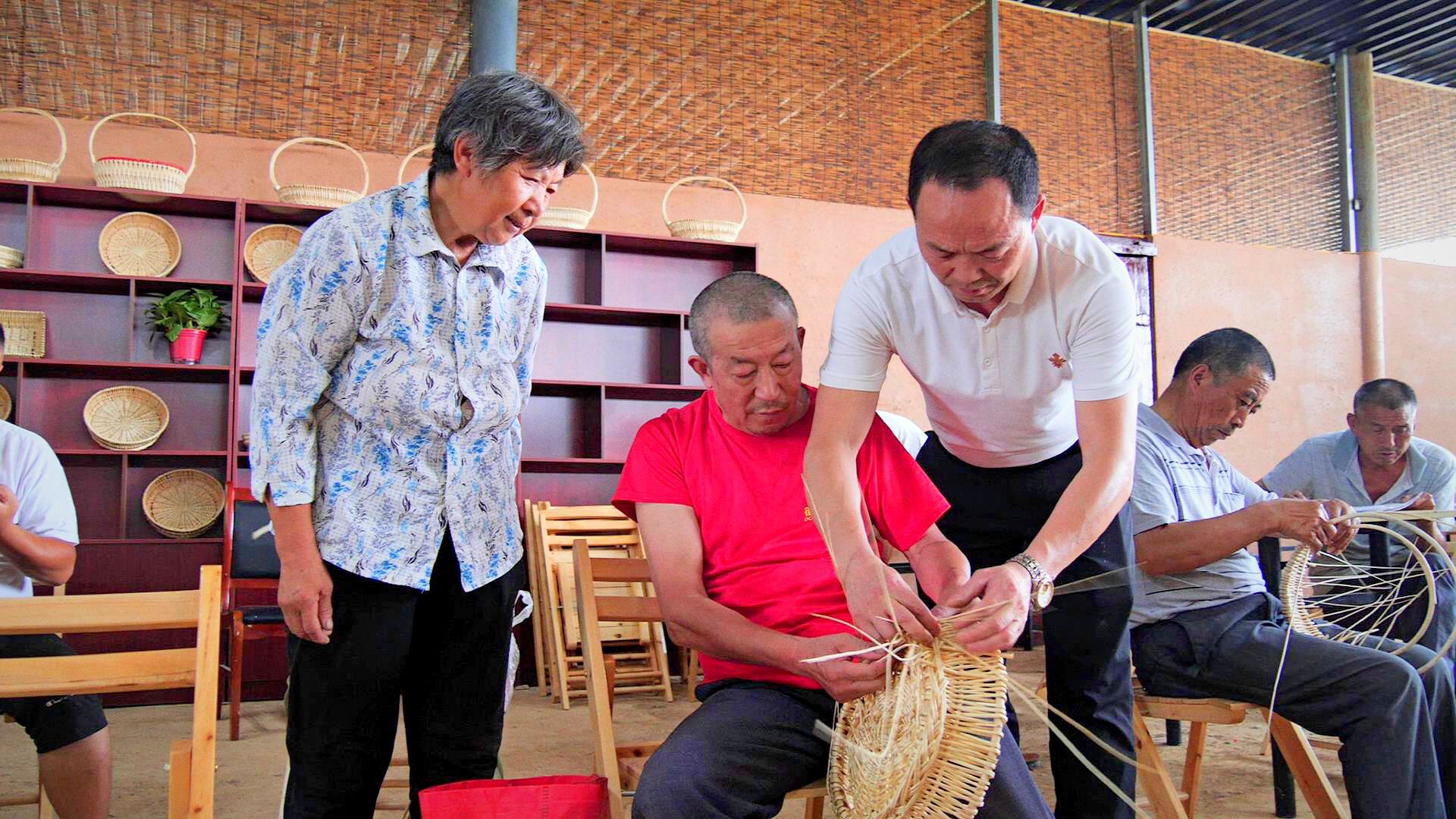 襄阳南漳农闲时节学非遗巧手编织致富梦