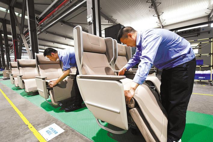 6月2日,湖北航宇嘉泰飞机设备有限公司(襄阳樊城)员工对c919飞机座椅
