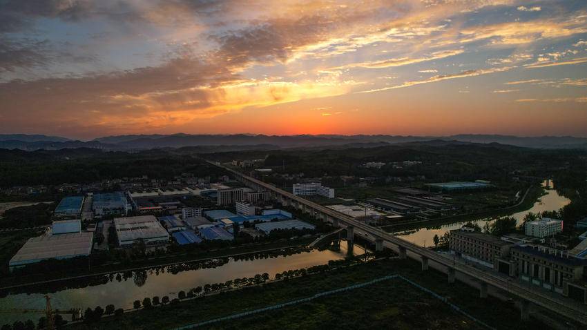 襄阳南漳落日余晖映晚霞