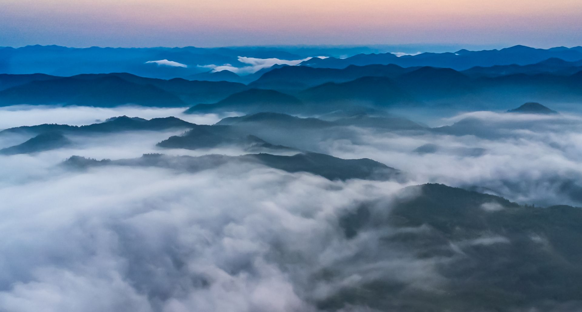 昨夜风雨今晨雾,山间美景几度逢.