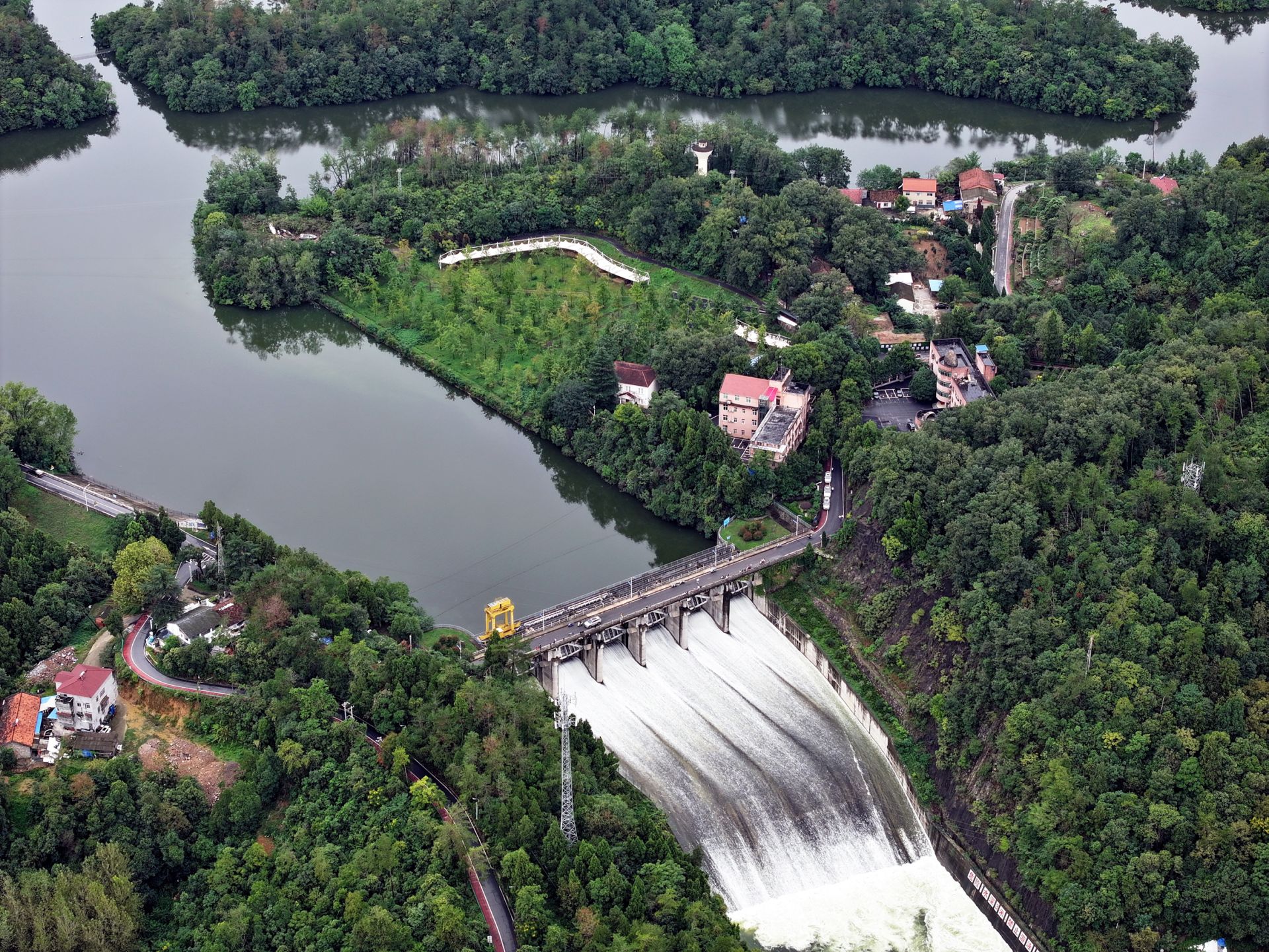 湖北南漳:太壮观了!水镜湖开闸泄洪