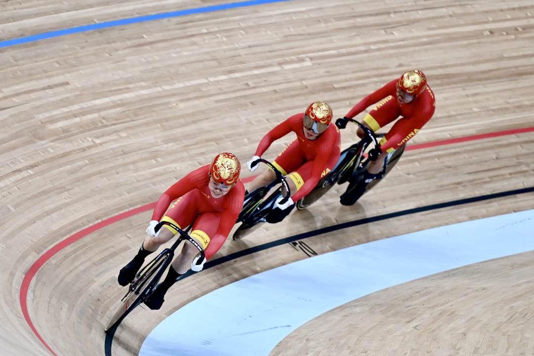 【热点关注】 中国队夺得场地自行车女子团体竞速赛冠军