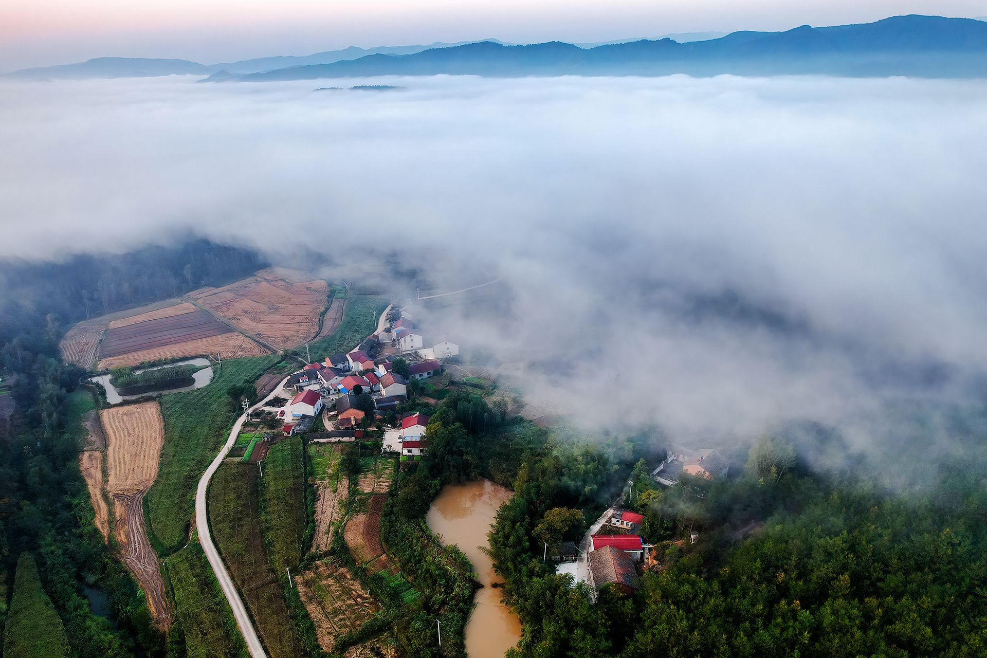 湖北南漳晨雾绕山川美景入画来