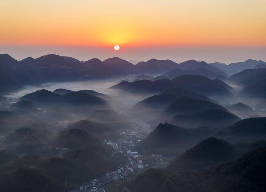 官埫岭山迎来了一场大自然的风云变幻,呈现出一幅壮观的云海日出美景