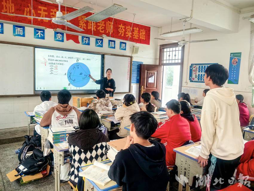 新洲区这所农村中学学生"回流"