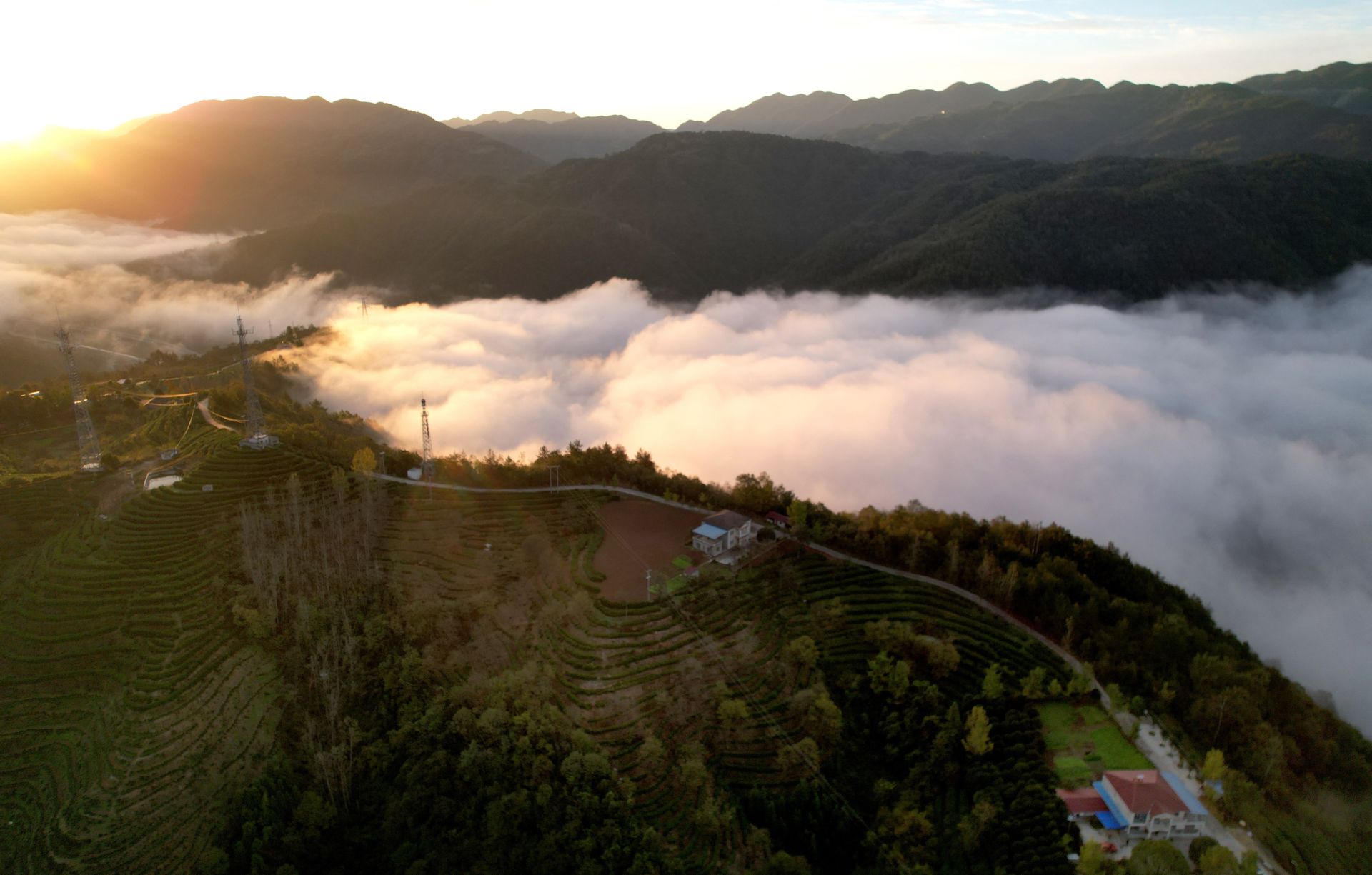 湖北南漳云雾飘渺袅袅仙境