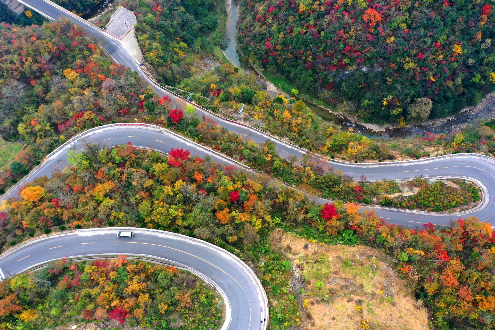 湖北南漳一路风景醉深秋