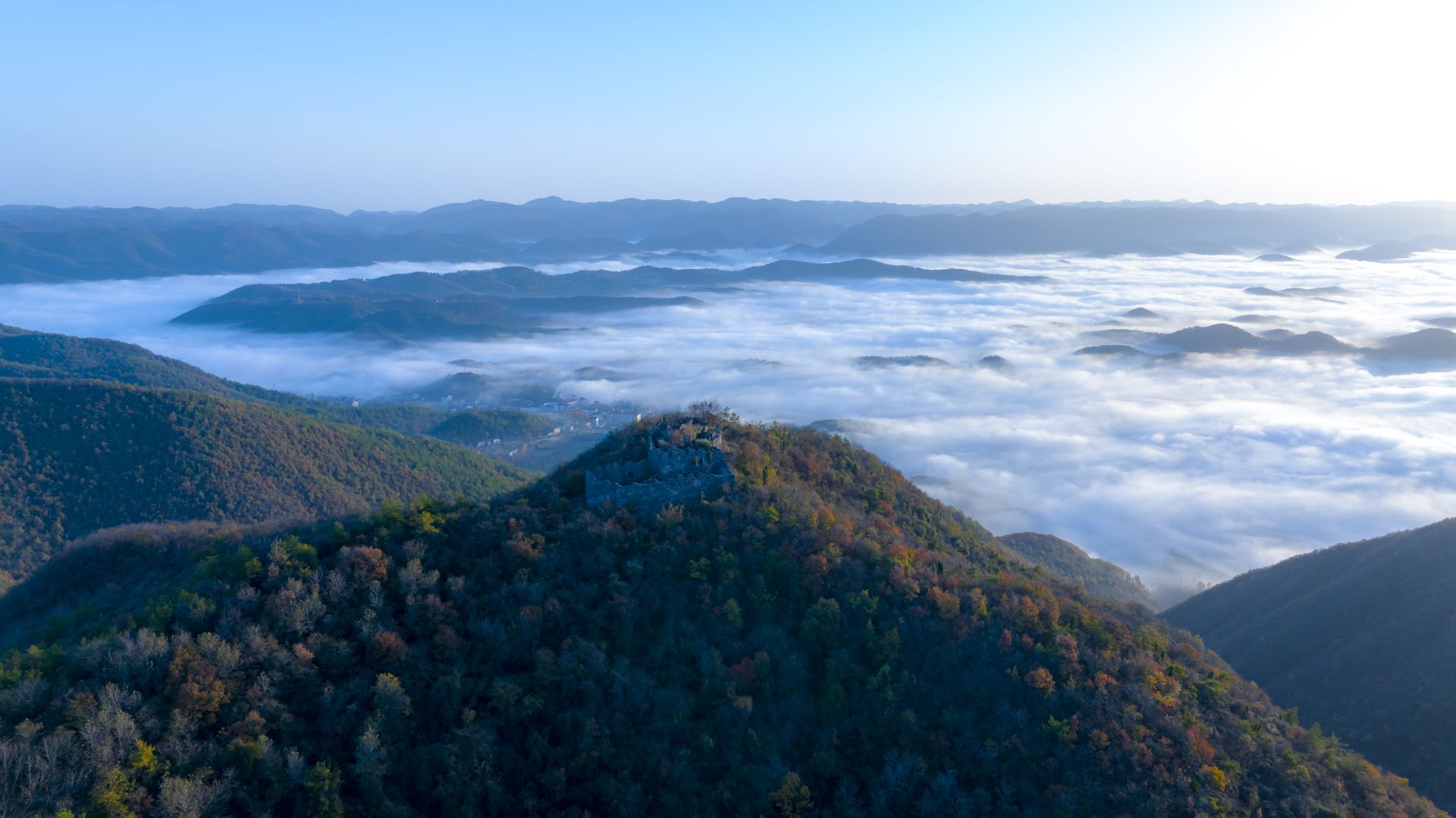湖北南漳观云海翻腾倾泻山谷间