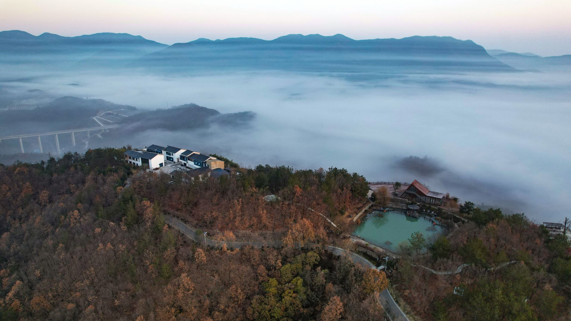 天空蔚蓝……深冬时节,伴着清晨第一缕阳光,湖北省南漳县天池山的云海