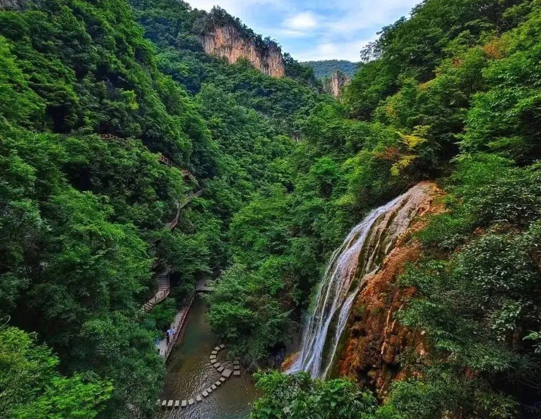 襄阳南漳青山绿水间一瀑一重天