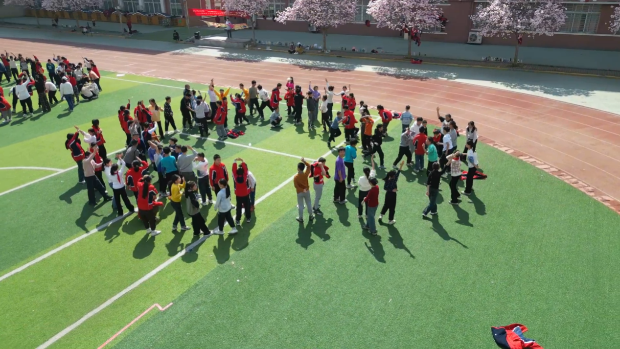 3月22日一早,在南漳县卞和小学的操场上,600多名师生在操场上手拉手