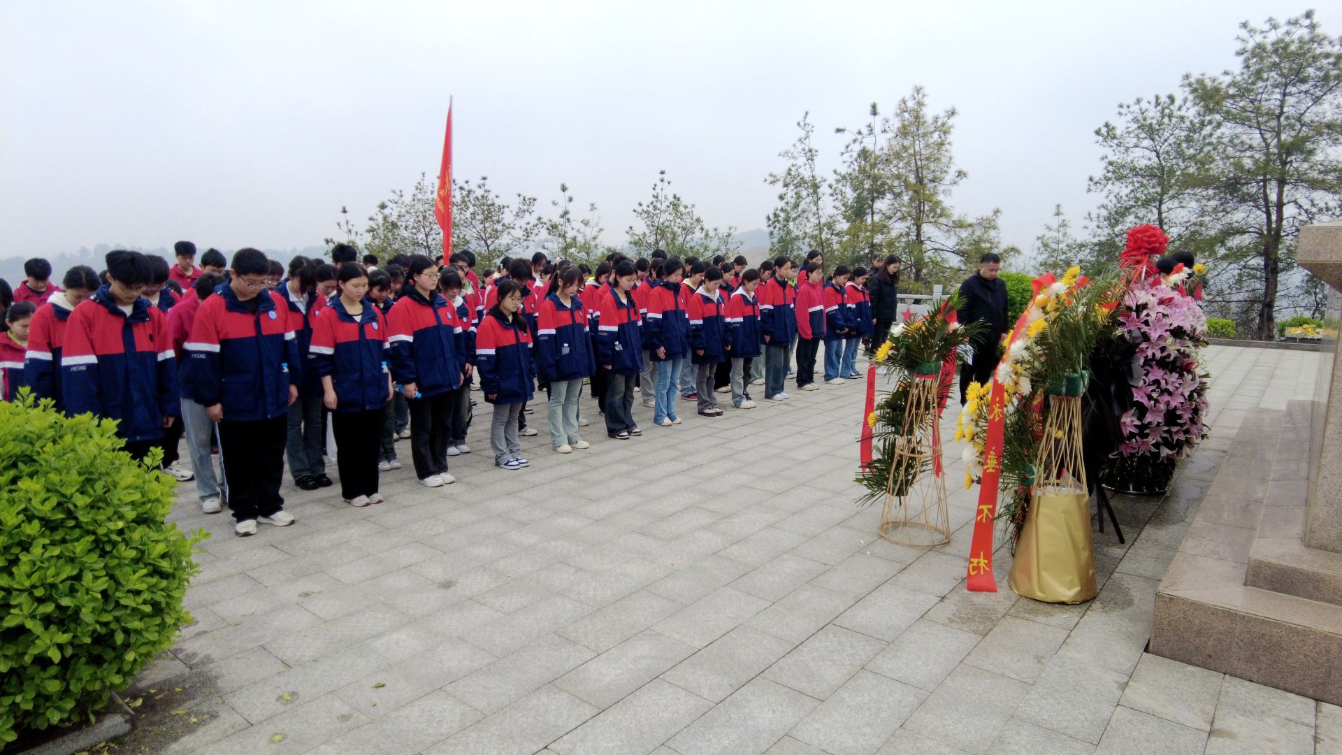 县职教中心师生祭扫荆山烈士陵园