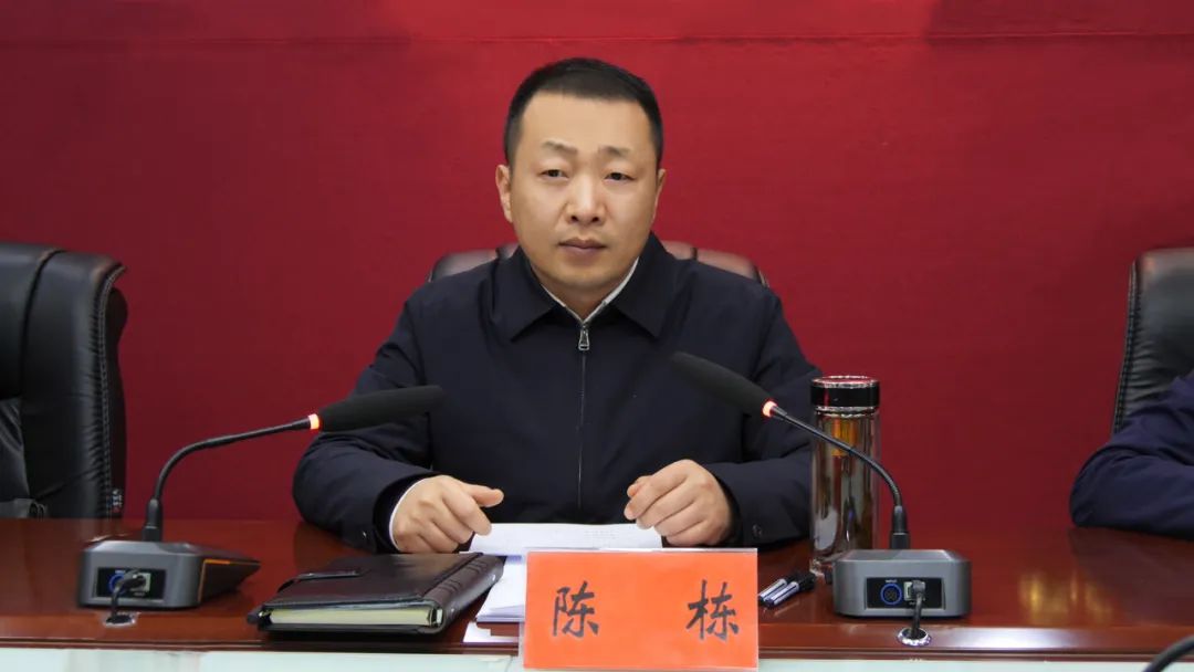 县委常委,副县长程建胜主持会议.