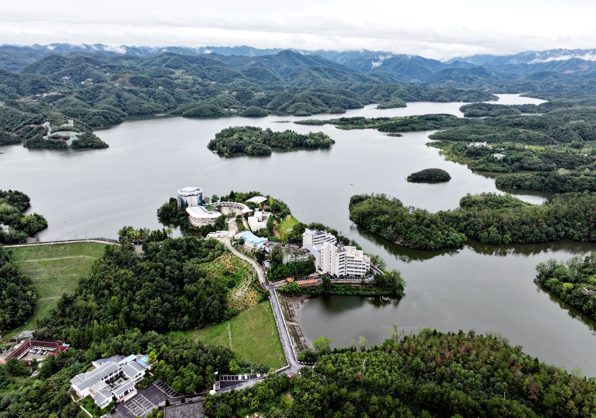 水镜湖开闸泄洪_云上南漳