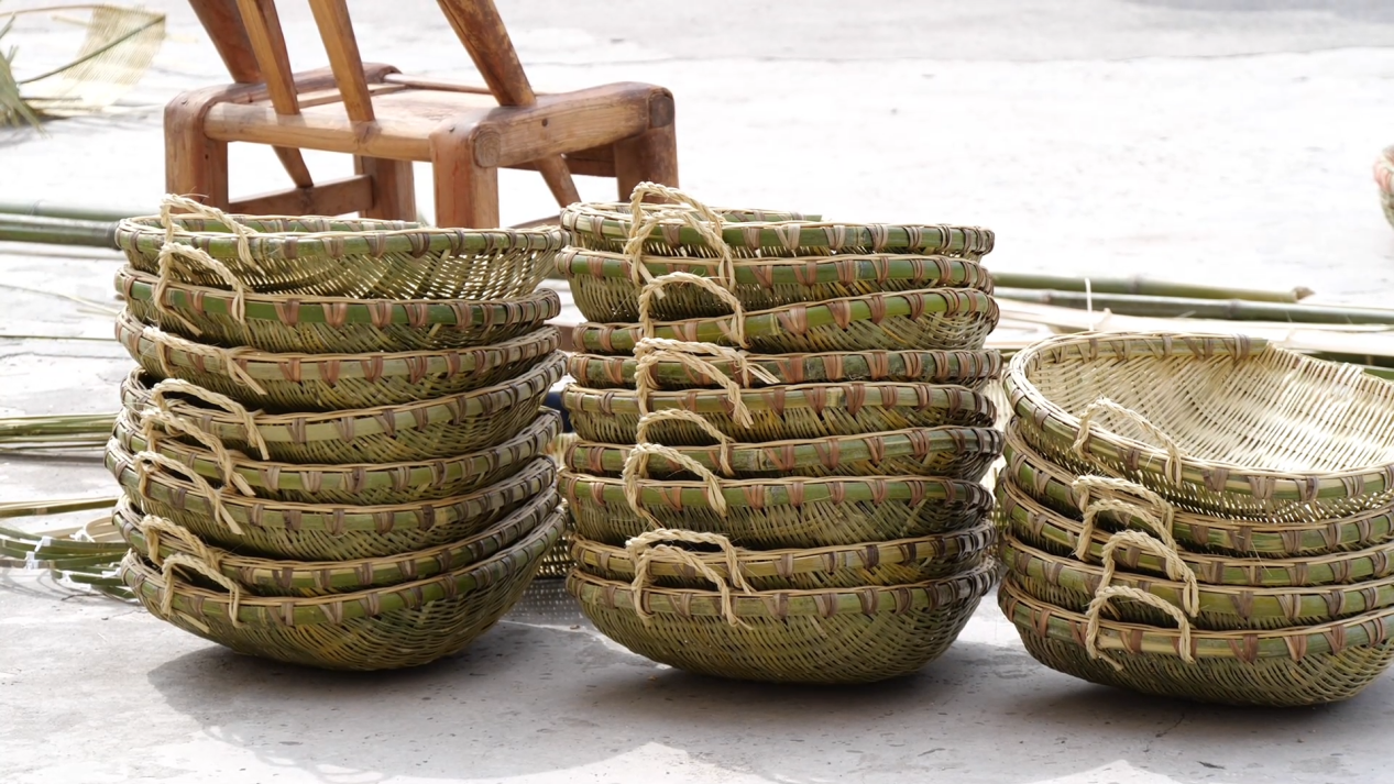 "71岁的汪传贤是石门集村篾活手艺人.从一棵竹子到一