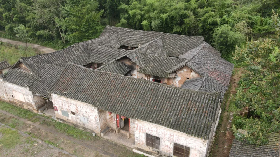 地,是典型的荆山山地散点式布局的传统村落,保留有大型庄园式民居2栋