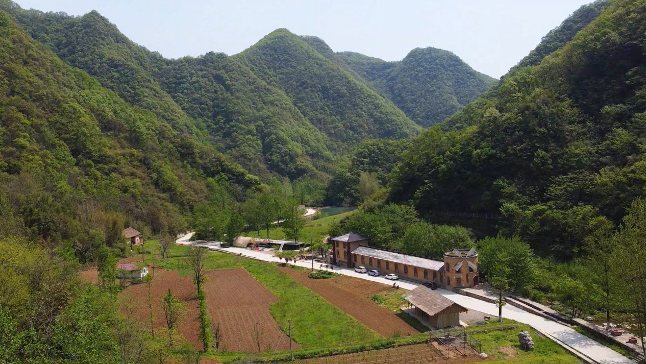 仲春时节,走进薛坪镇陶沟村甲子河生态休闲旅游区,只见山林环抱,流水