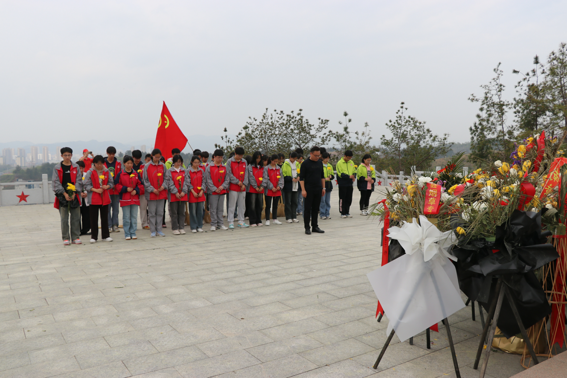 学生清明祭扫英烈图片