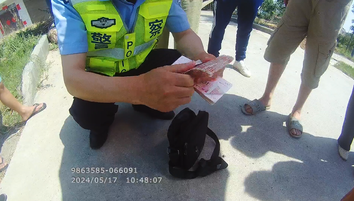 湖北南漳:老人摔伤散落万元现金  热心村民扶人捡钱两不误