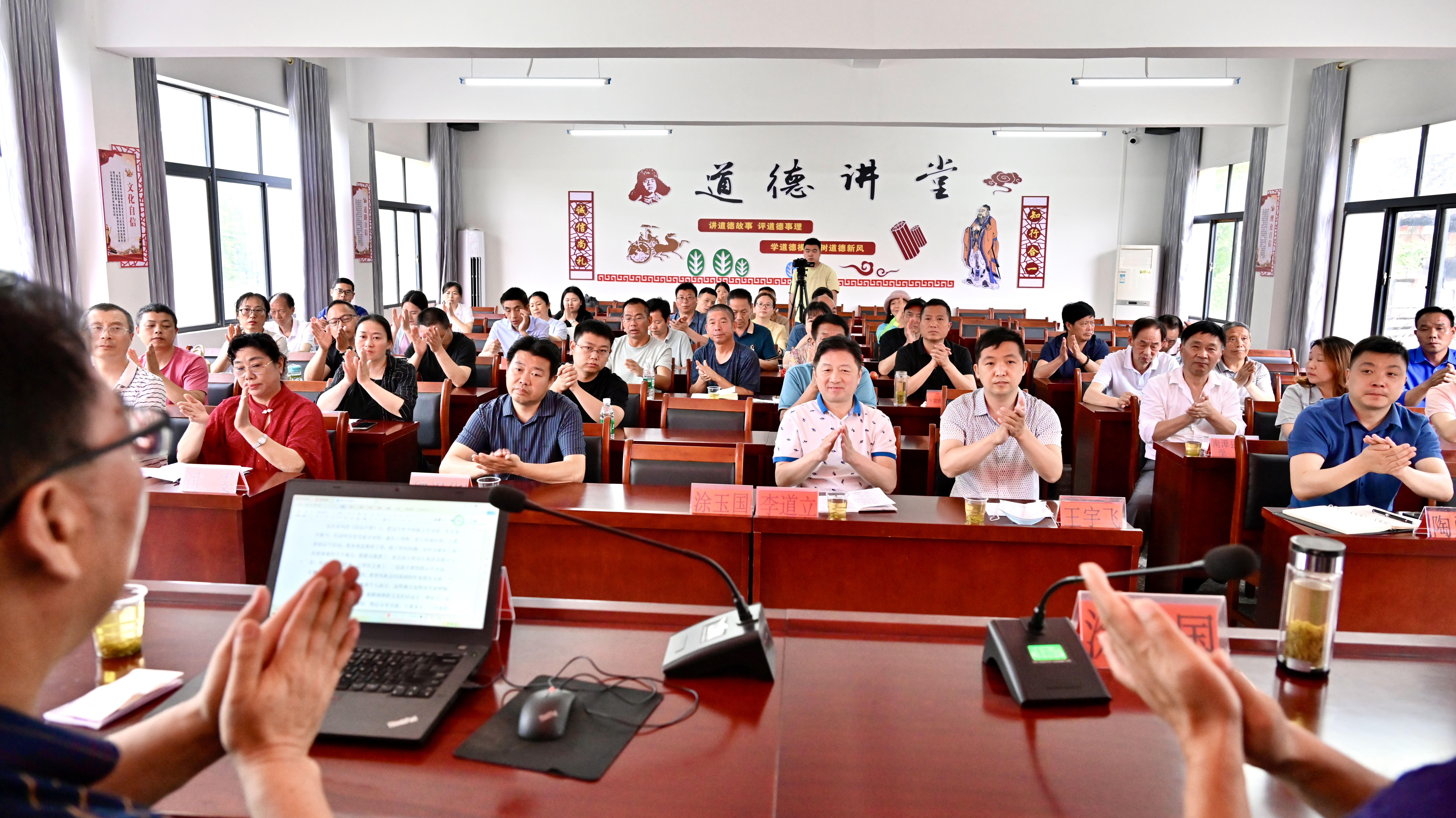 他通过对散文写作的分析,强调了坚持正确导向的重要性,并分享了自己在