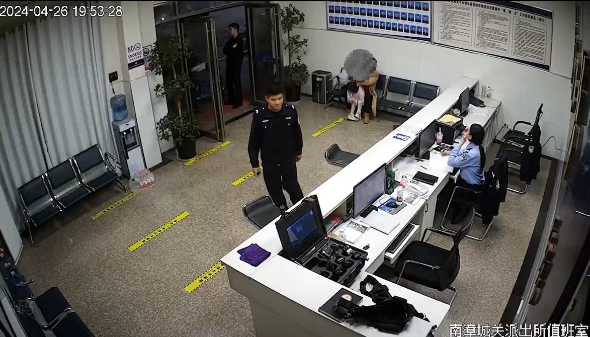 民警出警变"奶爸"  帮助女孩找妈妈
