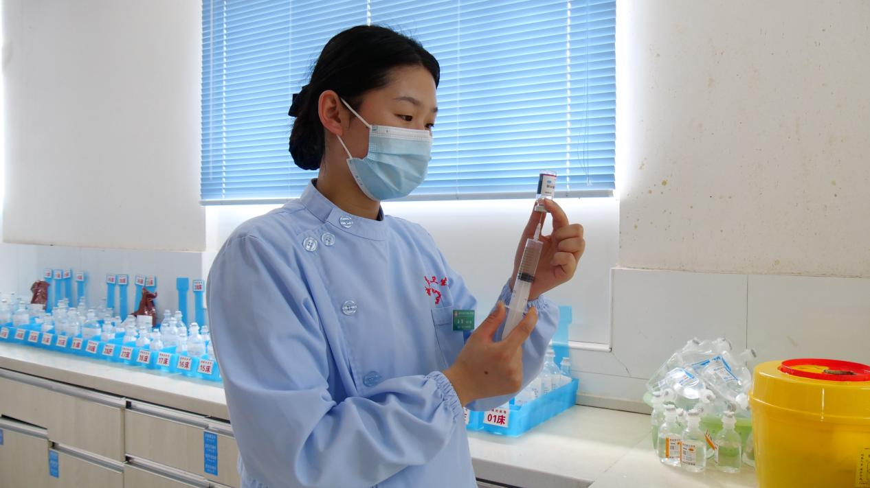 5月7日上午九点,湖北省南漳县城关镇中心卫生院护士长吴娟刚给病人换