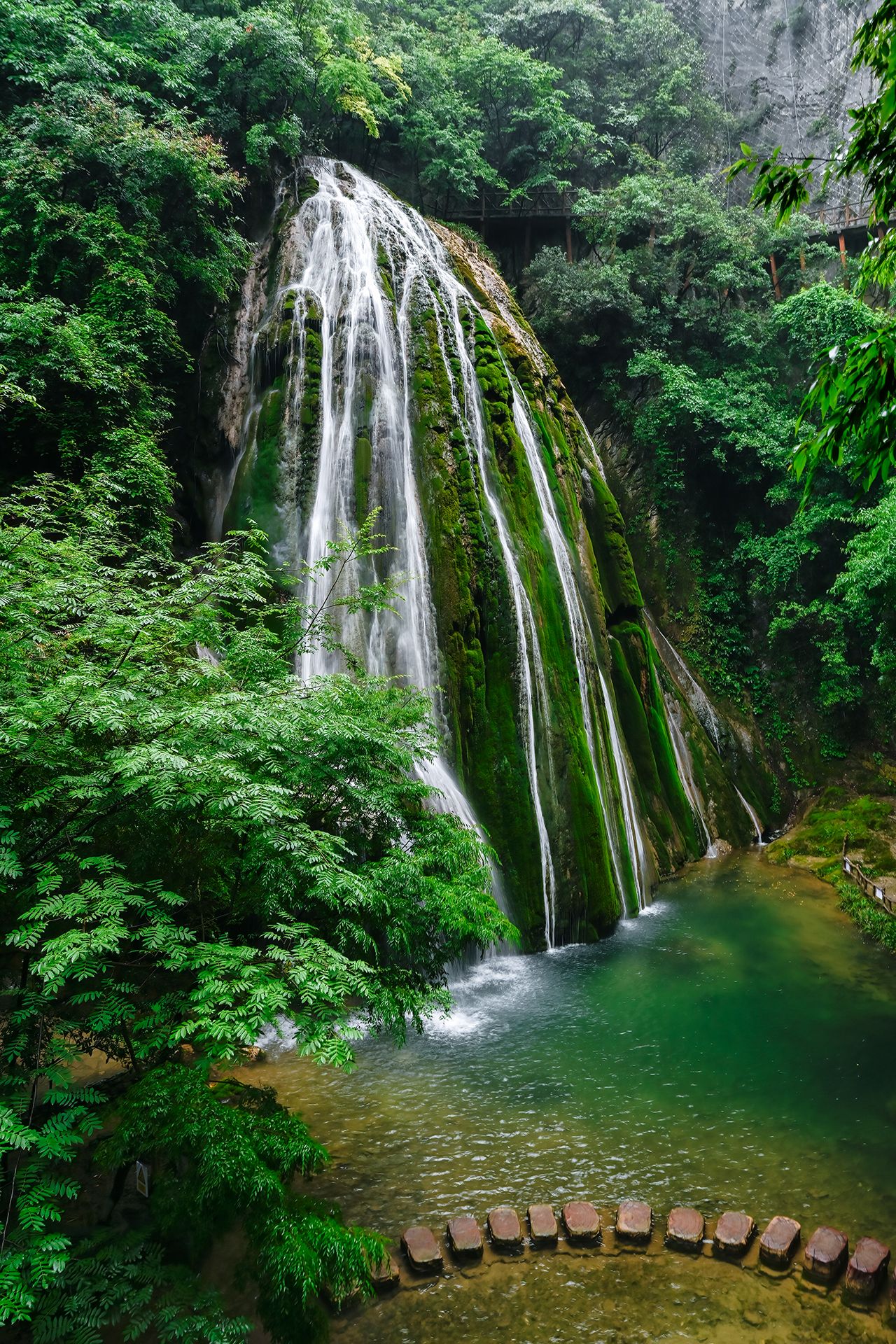 湖北南漳:瀑布飞流 秀美如画