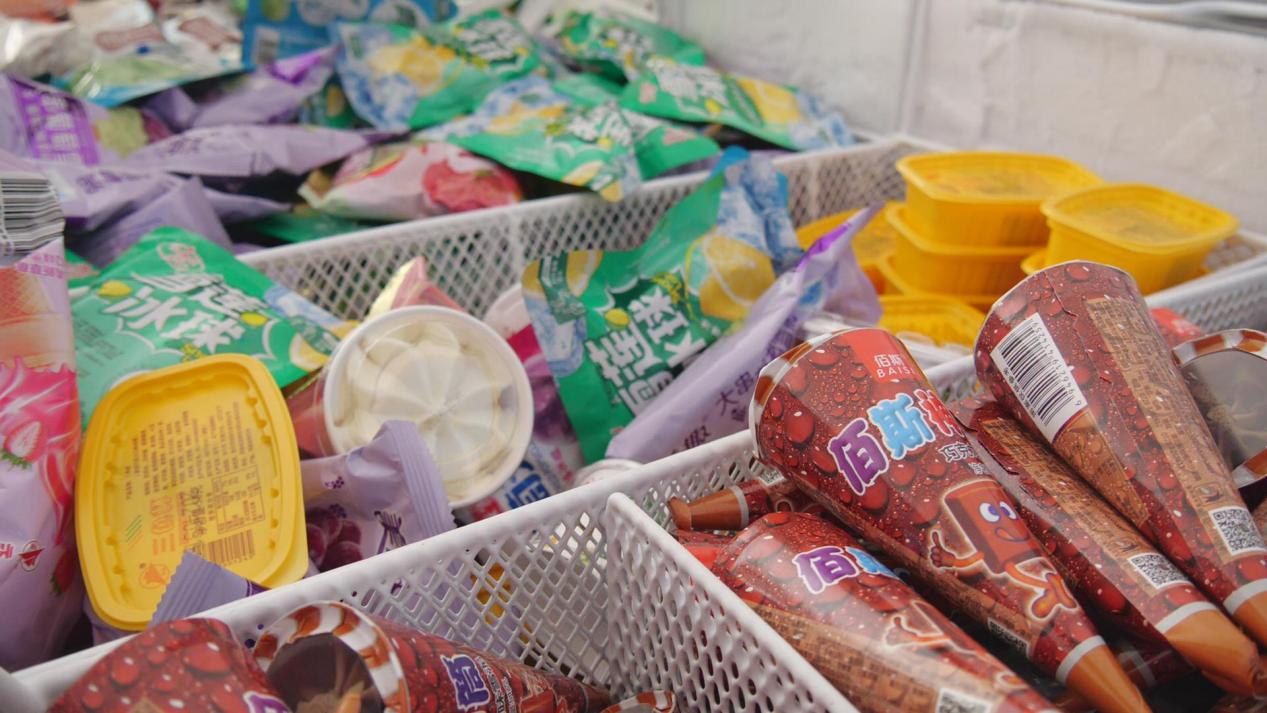 走进南漳县城区一家雪糕批发店,只见冰柜内摆放着近百种琳琅满目的