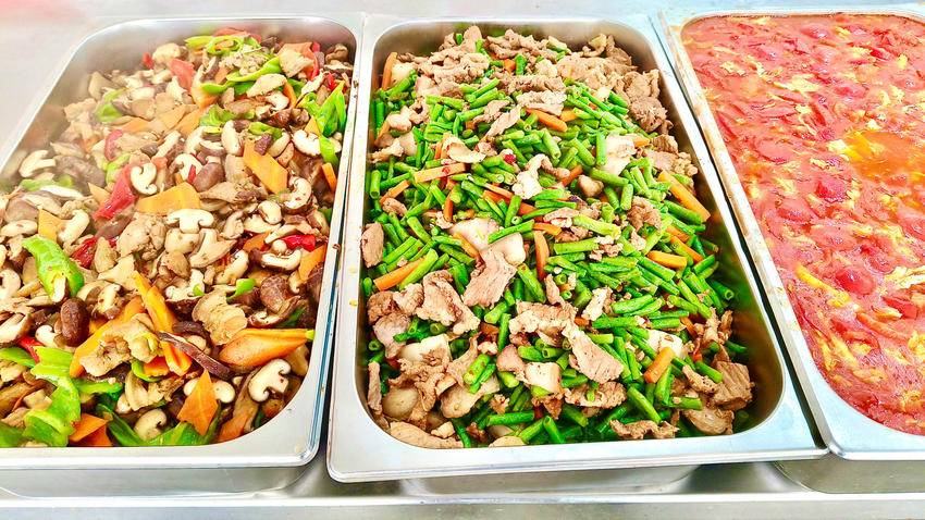 11点45分,全体高三学生在班主任的组织下,有序来到食堂排队就餐.