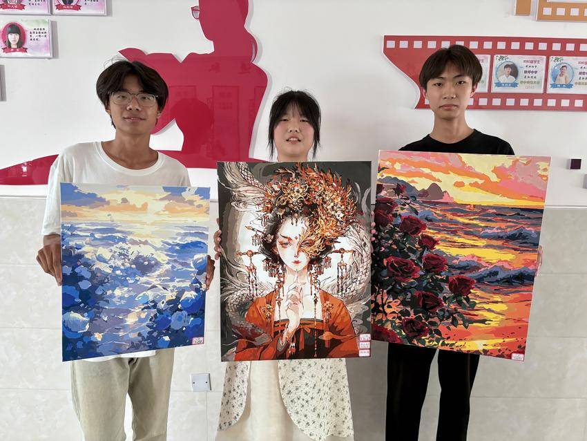画笔绘青春 丹青写精神 县第二中学举办学生美术作品展