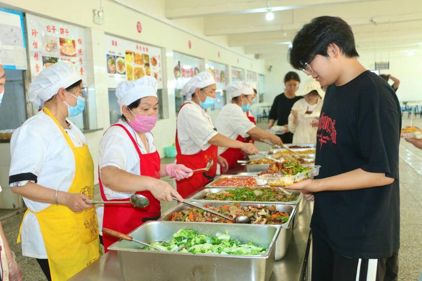 11点45分,全体高三学生在班主任的组织下,有序来到食堂排队就餐.