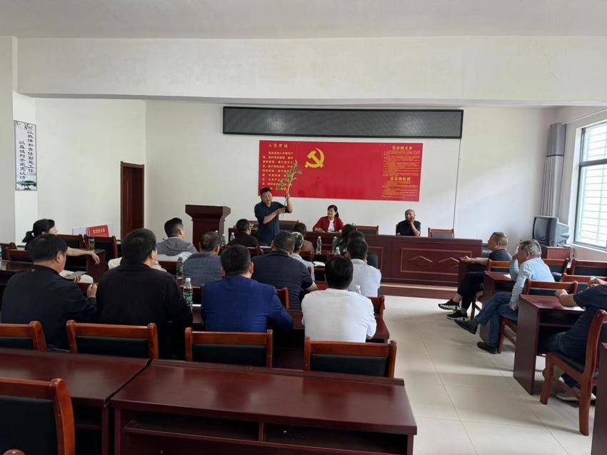 67李庙镇召开中药材夏季田间管理现场会_云上南漳(南漳新闻网)