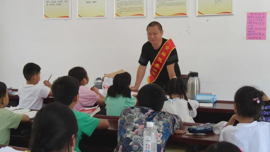 在九集镇彭家营村爱心托管班,南漳五一劳动奖章获得者喻玲发挥自己的