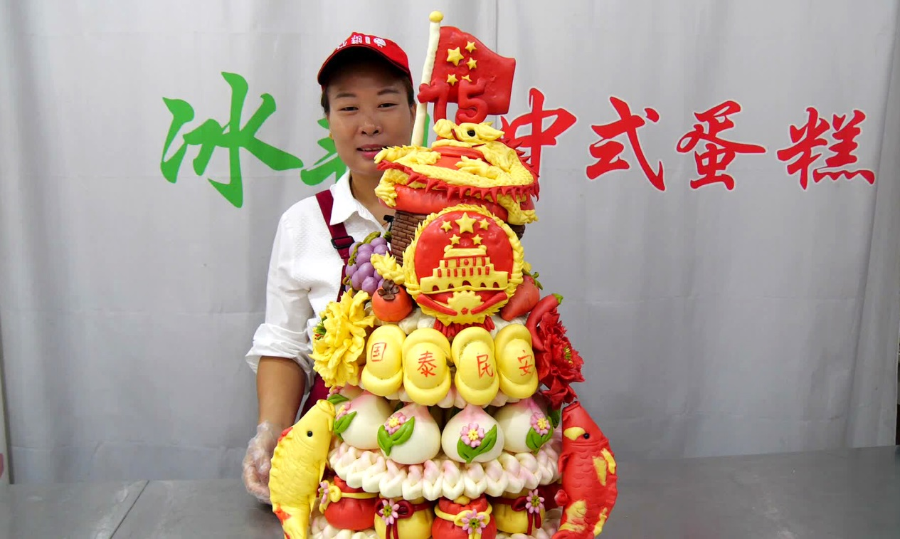 镜头前这个漂亮的巨型花馍分为8层,高度接近一米,点缀的有国旗,国徽