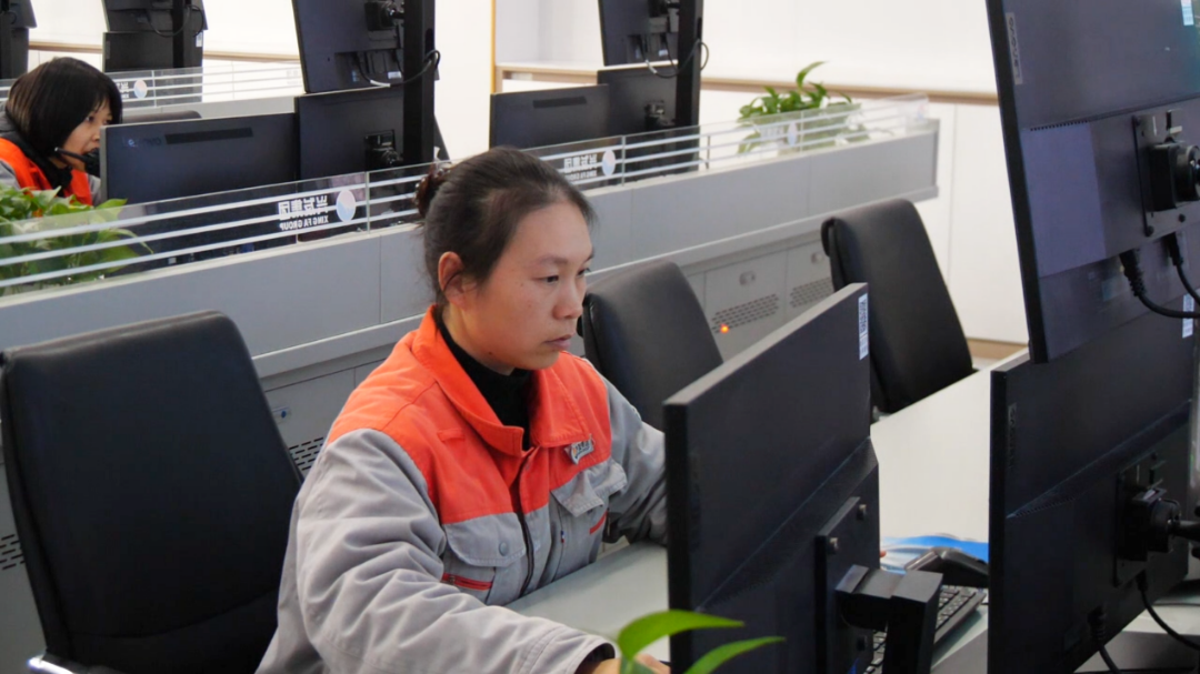 赵家营村村民在襄阳兴发化工有限公司工作 刘江 摄.png