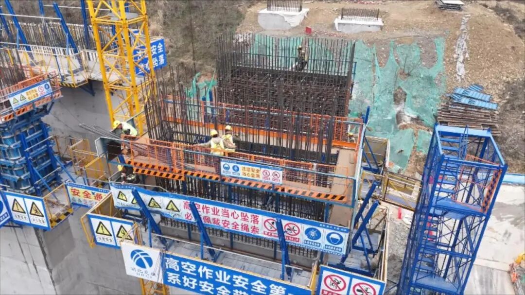 (襄阳南漳)从“云端”到“地面” 平宜高速建设者体验“科幻感”作业.mp4_20260310_200402597.jpg