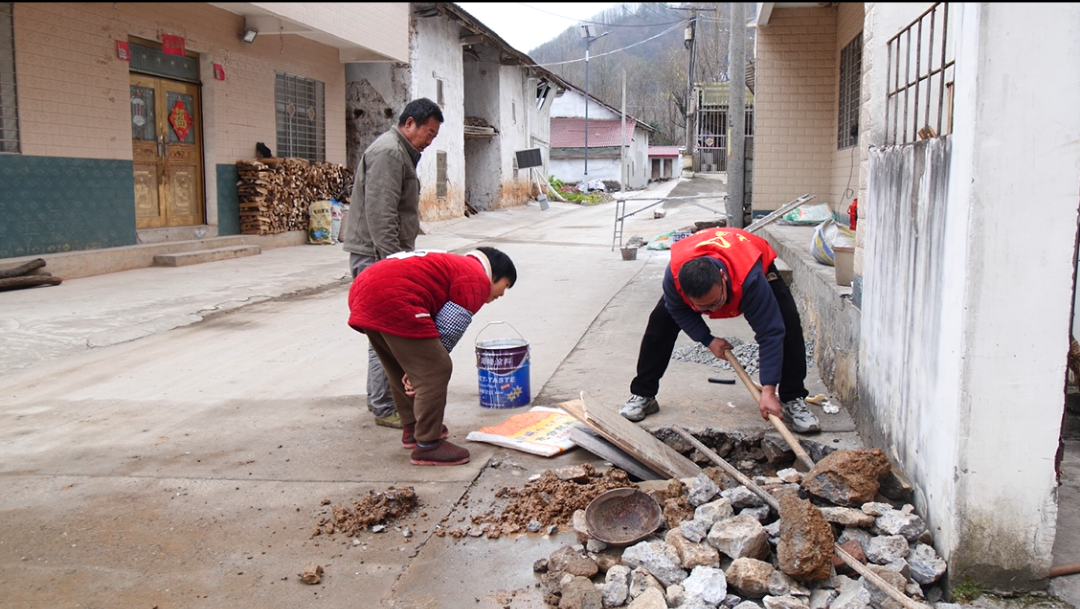 果坪村志愿者修复村民水管 刘江 摄.png