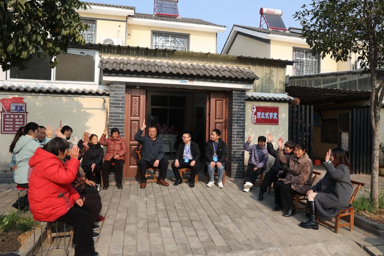 赵家营村清风议事室村民围坐一堂表决村集体事项 刘江 摄.jpeg