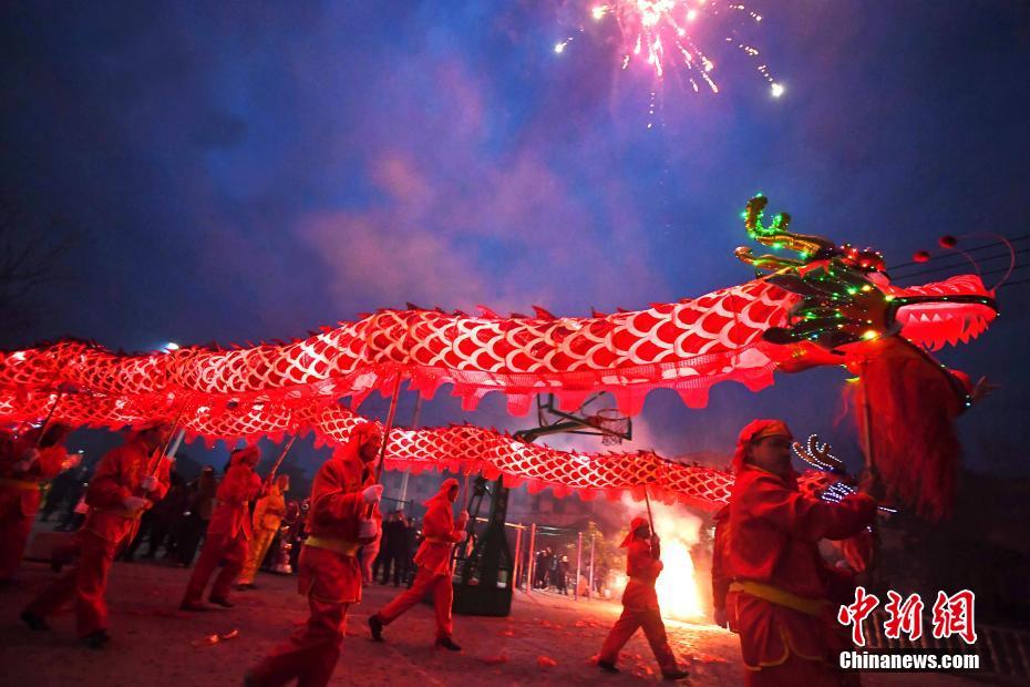 江西新余舞龙灯闹元宵祈风调雨顺