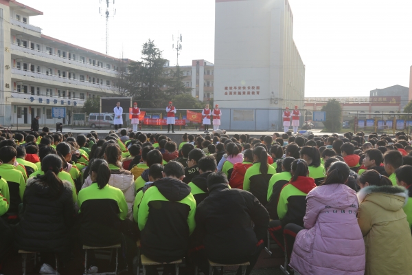 3月5日,谷城县第二人民医院团委在石花镇第二中学开展"弘扬雷锋新精神