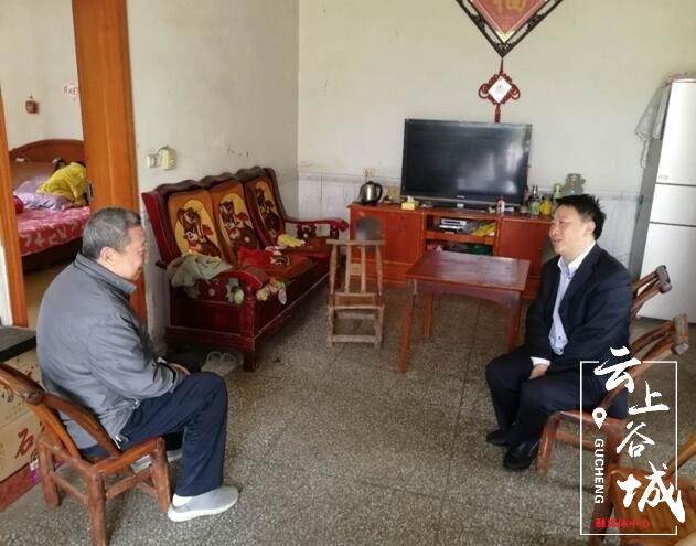 石花镇党委副书记,镇长褚春明走访年老体弱党员李胜益