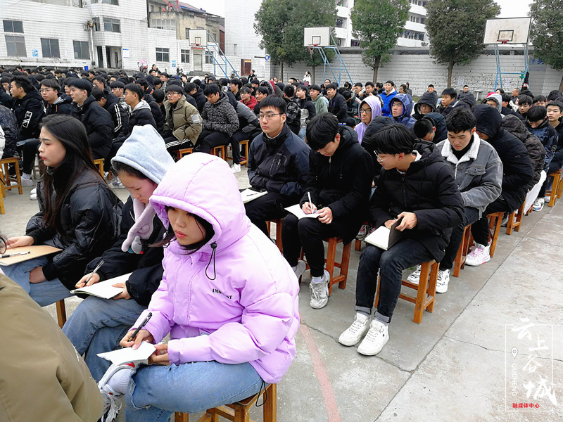 12月11日下午,谷城县二中举行十九届五中全会精神集中宣讲报告会,全校