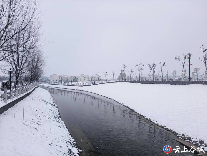 襄阳谷城美丽乡村雪景如画