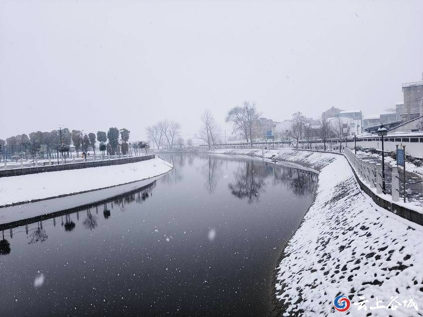 襄阳谷城美丽乡村雪景如画