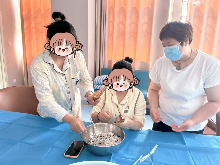 浓情“粽”艺 谷城县人民医院母婴照护中心宝妈学包粽子 