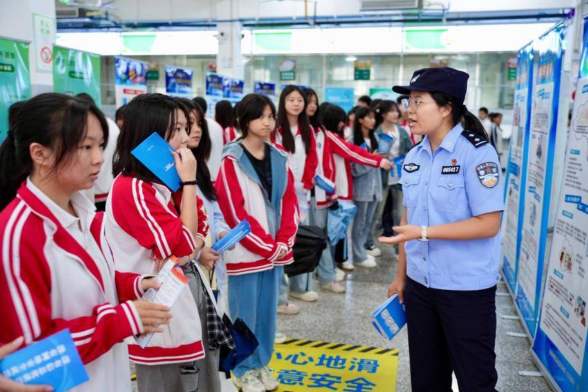 谷城：警网联动护青春 网安课堂进校园