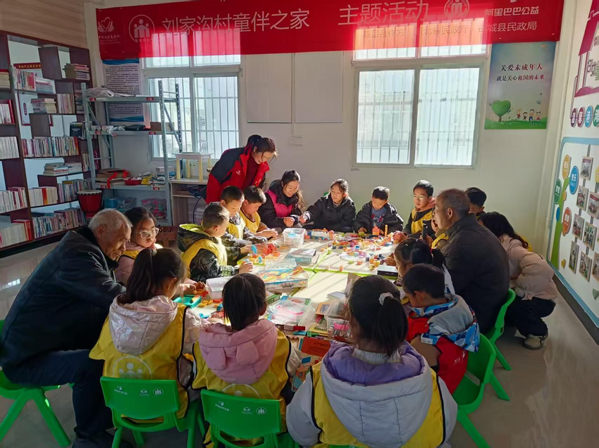谷城经济开发区刘家沟村童伴之家开展儿童绘画创作活动 